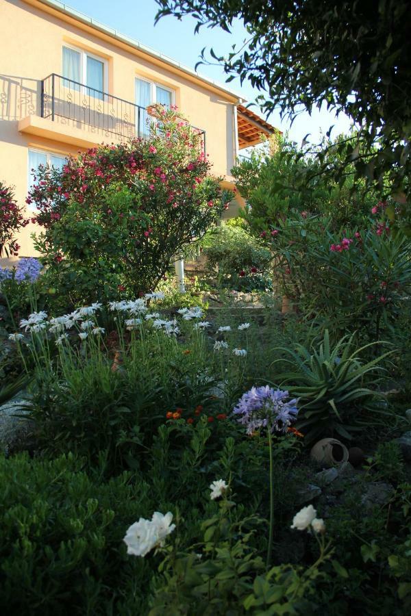 Apartments-Estate Under The Paintbrush Vis Exterior photo
