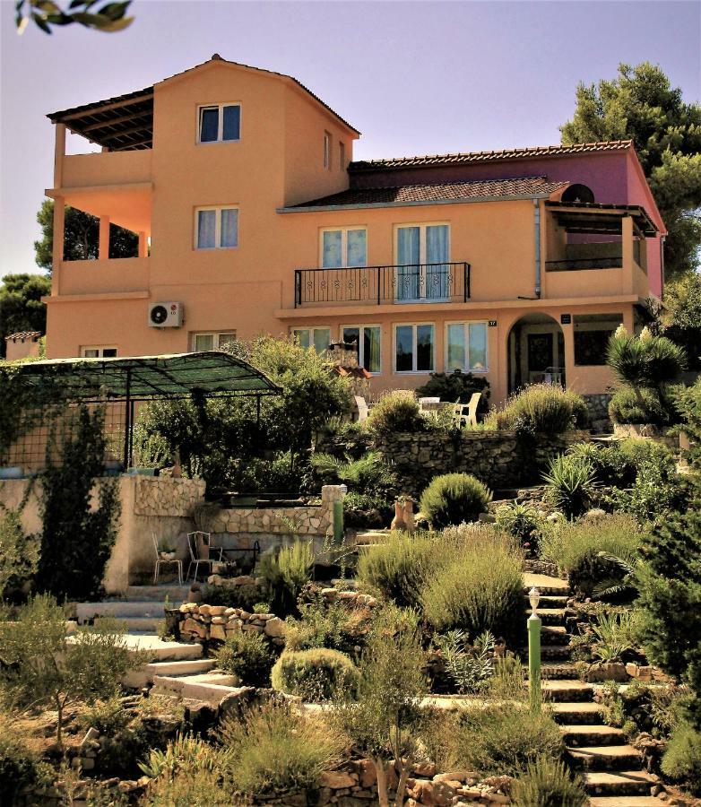 Apartments-Estate Under The Paintbrush Vis Exterior photo